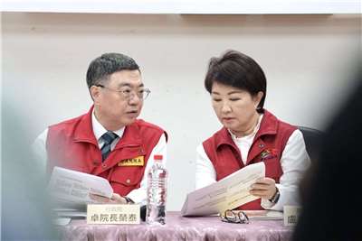 行政院長卓榮泰(左)23日率農業部、環境部官員到台中視察「非洲豬瘟前進應變所」。右為台中市長盧秀燕。(圖：盧秀燕臉書)