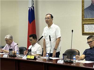 對於美國商務部拋出「台美晶片製造五五分」方案，國民黨主席朱立倫今天(1日)在中常會發表談話時表示，台美經貿關係密切，台灣的政治立場親美，但絕對不是毫無止境的跪美、舔美。(趙婉淳 攝)