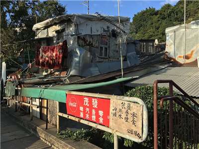 在香港這個快節奏的城市裡，歷史悠久的村落正一個接一個地消失。最近，茶果嶺村這個擁有400年歷史的客家村也被清拆了。這不只是一塊土地的消失，更是許多人生活和記憶的終結。(圖:維基百科)