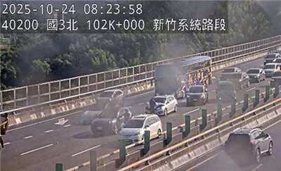 台灣光復節連假第一天，截至下午4時，國道就已發生4起小客車追撞事故。高公局提醒駕駛人，北部天候不佳，上路時最好留意行車距離，以策安全。(高公局提供)
