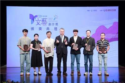 教育部次長劉國偉(中)15日頒發今年度文藝創作獎，並與教師組詩詞得獎者合影。(教育部提供)