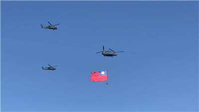 114年國慶大會6日下午順利完成預演，在唱國歌階段，由黑鷹直升機伴隨護衛契努克運輸直升機吊掛巨幅國旗，飛越觀禮台。(謝佳興 攝)