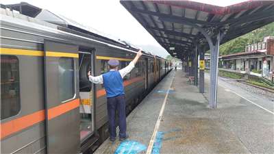 台鐵公司20日公告，因山區豪大雨，考量行車安全，平溪線預警性暫停營運。圖為平溪線資料照。(台鐵局提供)