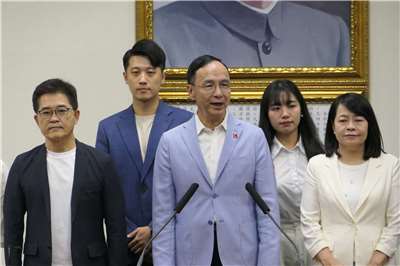 國民黨主席選舉持續開票中，目前結果大勢抵定，可望由前立委鄭麗文當選下屆黨主席。國民黨主席朱立倫18日)晚間率一級主管到黨中央中山廳發表談話，他表示，稍早他已致電給6位候選人，並向鄭麗文祝賀恭喜，他期許在新任黨主席帶領下，國民黨會更好、更強。(趙婉淳 攝)