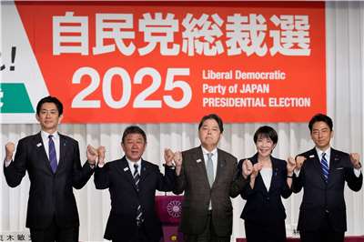 日本自民黨總裁選舉選前聯合記者會。左起：小林鷹之、茂木敏充、林芳正、高市早苗、小泉進太郎。(路透社/達志影像)