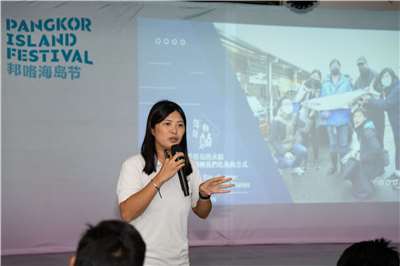  來自澎湖的「年年有鰆」創辦人巫佳容，以「聰明吃魚救海洋」為題分享食魚教育，讓人從餐桌重新思考與海洋的關係。（張欣薇攝）