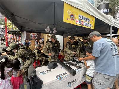 為了讓更多民眾「識詐、識毒」，警政署除暴特攻隊在現場進行有獎徵答。(楊文君攝)