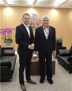 德國薩克森邦長克里契麥（Michael Kretschmer）拜會台積電董事長魏哲家。(Michael Kretschmer 臉書)