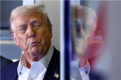 美國總統川普(Donald Trump)在飛往日本的空軍一號專機上接受媒體訪問。(RT/達志影像)