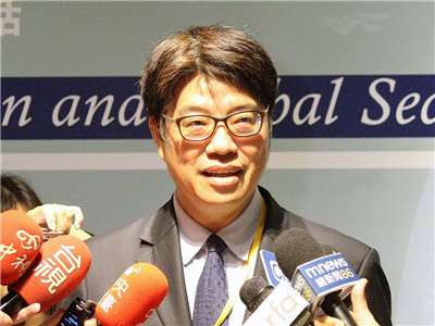 針對在中國發展台灣藝人轉發祝賀十一國慶，陸委會主委邱垂正2日在廣播專訪時說對此表示遺憾，且這行為還會有國人的道德譴責 (央廣檔案/記者王照坤 攝)