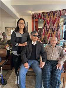 陳光誠(中)偕同妻子袁偉靜(左)探望孔傑榮教授(右)。(圖：陳光誠X平台) 