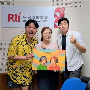 主持人佑仁(左)、亞特(右)與來賓莊羽豊醫師