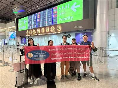 「月亮上的台灣」中秋節出發赴瑞士演出團員，左起黃雅美、桑梅絹、林育世、蔡清安、蔡子琪。(台日共丸聯盟提供)