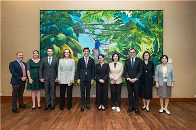 副總統蕭美琴(右五)1日上午在總統府接見美國農業部貿易及對外農業事務次長林德柏格(Luke Lindberg)(左五)。(圖：總統府)