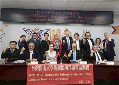 來自德國四個邦的跨黨派議員20日前往開南大學進行教育與學術交流。(開南大學提供)