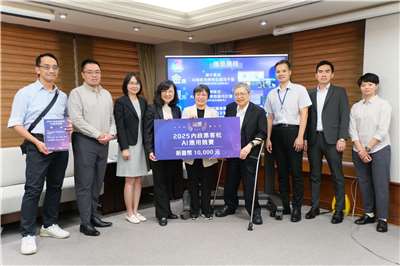 內政部今年舉辦「2025內政黑客松–AI應用競賽」，內政部長劉世芳(左5)今天(16日)頒獎給獲獎團隊。(圖：內政部)