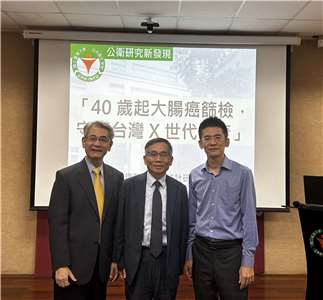 台大公衛學院教授陳秀熙(中)2日呼籲將大腸癌篩檢降到40歲開始，守護X世代健康。(楊雨青攝)