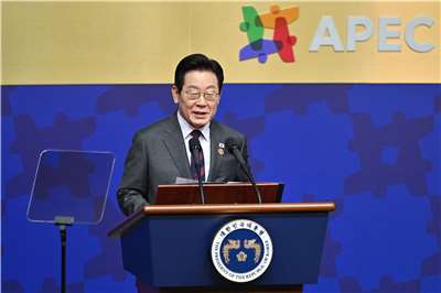 南韓總統李在明在亞太經濟合作會議(APEC)企業領袖峰會致詞。
