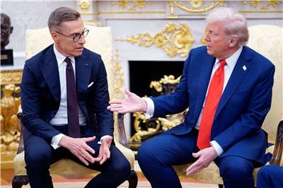 美國總統川普(右)9日在白宮與芬蘭總統史塔布(Alexander Stubb)(左)舉行雙邊會談。