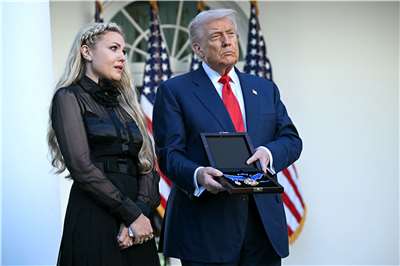 10月14日是美國保守派網紅柯克(Charlie Kirk)的32歲冥誕，美國總統川普(Donald Trump)當天追授總統獎章致敬。