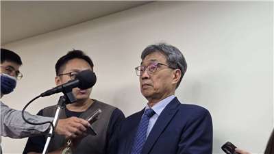  農業部長陳駿季在立法院受訪。( 劉玉秋 攝)