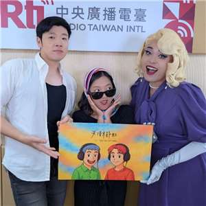 主持人亞特(左)、佑仁(佑仁娜，右)與來賓李竺芯(中)