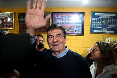 中間偏右派參議員巴斯(Rodrigo Paz)19日贏得玻利維亞總統決選。