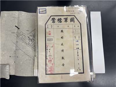 國家檔案館除了典藏屬於台灣的記憶外，1949年國軍撤退來台時，也帶了許多中國的資料來台灣，如1941年國軍記錄的「戰時疫情報告」。(楊文君攝)