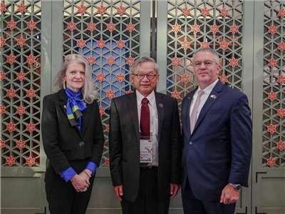 行政院政委兼國科會主委吳誠文(中)與美國國務院政治事務次卿胡可心(左)及東亞暨太平洋事務助卿戴桑布雷(右)做雙邊會談。(APEC台灣代表團提供)