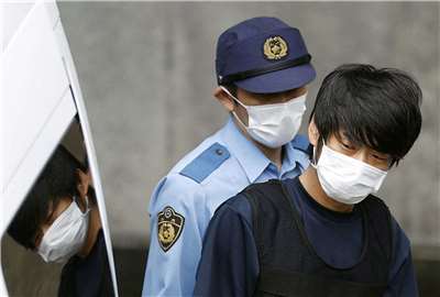 山上徹也涉嫌殺害日本前首相安倍晉三，奈良地方法院28日首度開庭審理此案，被依殺人罪等5項罪名起訴的被告山上徹也在法庭上認罪。