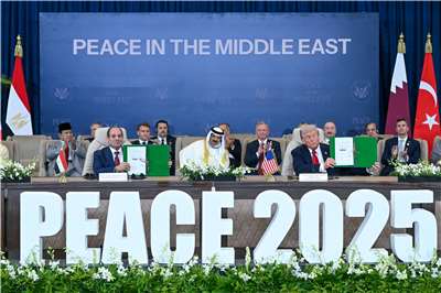 埃及總統塞西(Abdel Fattah al-Sisi)與美國總統川普(Donald Trump)13日在夏姆錫克舉行的峰會上簽署文件。