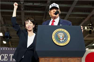 美國總統川普28日與日本首相高市早苗一同搭機前往位於神奈川縣的美軍橫須賀基地，川普登艦向官兵發表演說稱美國開戰一定打贏，他盛讚高市是「贏家」，並強調美日關係緊密。 (路透社/達志影像)