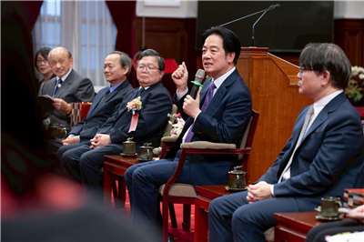 賴清德總統(右2)31日下午接見「第35屆醫療奉獻獎」得主，感謝所有得獎者在醫療領域無私的奉獻。(總統府提供)