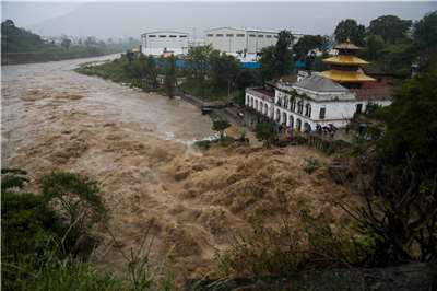 尼泊爾近日因暴雨引發山崩與突發性洪水，沖毀橋梁並阻斷交通，已造成至少22人死亡。