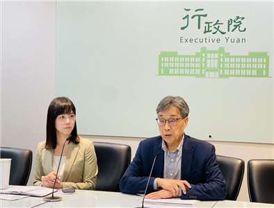 面對非洲豬瘟疫情，行政院22日下午召開「非洲豬瘟中央災害應變中心」會議，會後由行政院發言人李慧芝(左)及農業部長陳駿季(右)說明會議結論。(鄭佑漢 攝)