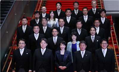 高市早苗出任日本首相之後，與新內閣成員合影。(圖左上銀色為小野田紀美、二排右2為片山皋月)。(AFP)