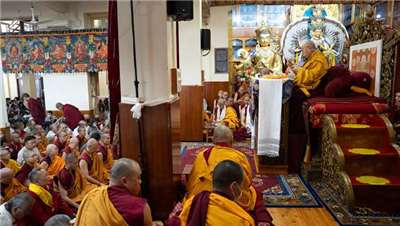 西藏精神領袖達賴喇嘛在印度達蘭薩拉的大乘法苑，為台灣為主的各方信眾發表講話。(Tenzin Choejor攝影，達賴喇嘛尊者辦公室)