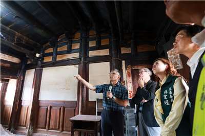 文化部長李遠(左二)29日南下台南，實地勘查受「丹娜絲颱風」與「0728豪雨」重創的文化資產災損與修繕情況。(文化部提供)