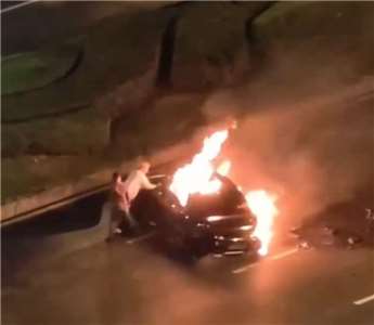 一輛小米SU7電動車13日凌晨在成都發生車禍並起火，幾名路人主動救援，但都無打開車門，司機最終死亡。(X@whyyoutouzhele)