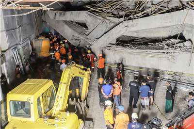 印尼東爪哇省(East Java)一所伊斯蘭寄宿學校建築29日下午突然倒塌。
