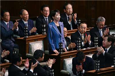 高市早苗在日本眾議院首相選舉勝出，起立致謝。(AFP)