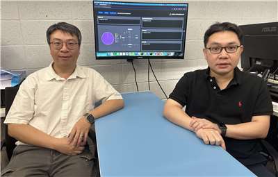 「智慧型口語表達輔助系統」由台科大數位學習與教育研究所助理教授曾厚強(右)與資訊工程系副教授陳冠宇(左)合作研發。(台科大提供)