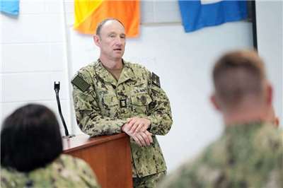 美國海軍後備司令部總士官長萊恩斯（Robert W. Lyons）。(U.S. Navy photo by Cmdr. Jeffrey S. Gray/Released)