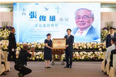 賴清德總統11日頒贈總統府資政、行政院前院長張俊雄褒揚令。 (圖:總統府)