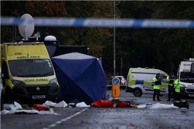 警方在曼徹斯特猶太教堂外的封鎖線站崗警戒。在贖罪日當天，該教堂遭受襲擊，警方已將此定性為恐怖攻擊事件。