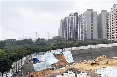 連日豪雨，桃園市龜山區2處社會住宅基地21日發生局部滑落，立即先覆蓋帆布避免大雨繼續滲水。(桃園市都市發展局提供)