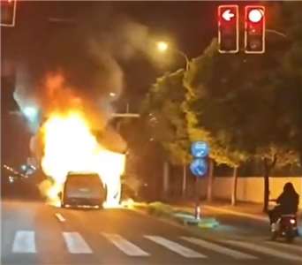 中國近日接連發生行駛中的新能源汽車突然起火事故，引發民眾對新能源汽車安全的疑慮。(X@MZZY8964)