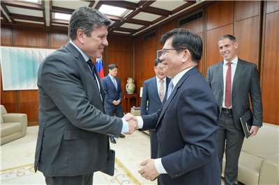 巴拉圭工商部長西梅內斯(Javier Giménez)率團訪台，外交部長林佳龍14日表示，台巴推動智慧科技園區、電動巴士以及智慧醫療等合作計畫，期盼能共同拓展南方市場，持續讓台灣經驗在巴拉圭實現。 (圖：FB@林佳龍)