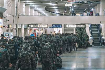國軍前往花蓮協助馬太鞍溪溢流受災民眾。(國防部提供)