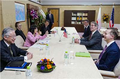 日本財務大臣片山皋月(左三)與美國財政部長貝森特(右二)27日在東京財務省舉行會談。